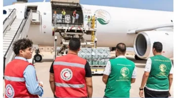 الطائرة السعودية الـ65 تصل العريش محملة بمساعدات إغاثية عاجلة لقطاع غزة